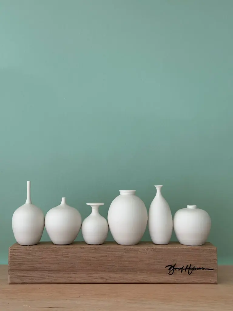 6 mini vases en porcelaine montés sur bois