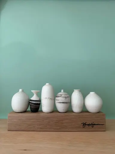 6 mini vases en porcelaine et terres mixtes montés sur bois